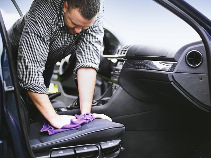 Limpiar tapicería coche: trucos para eliminar las manchas