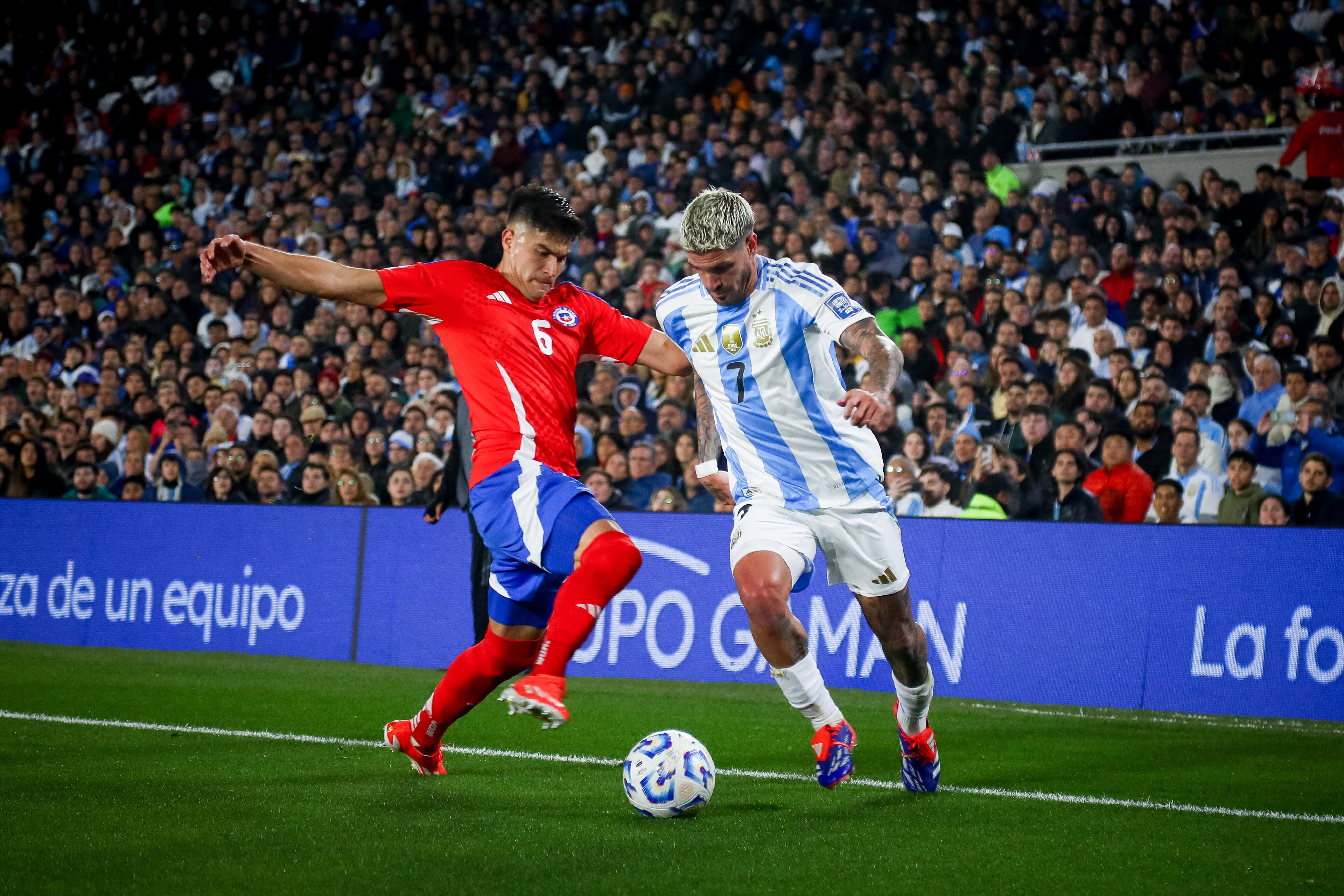 Argentina y Chile durante su pasado juego de Eliminatorias en Buenos Aires. (Photo by Roberto Tuero/SOPA Images/LightRocket via Getty Images)