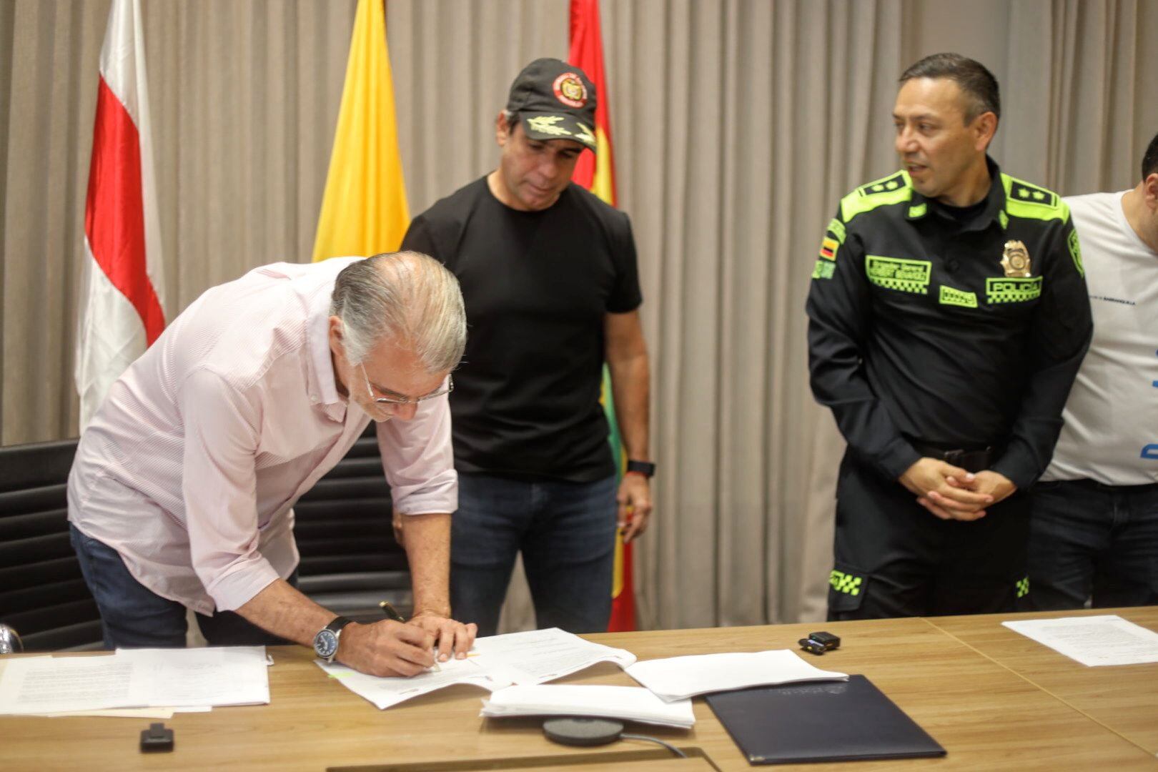 Eduardo Verano y Alejandro Char firman convenio.