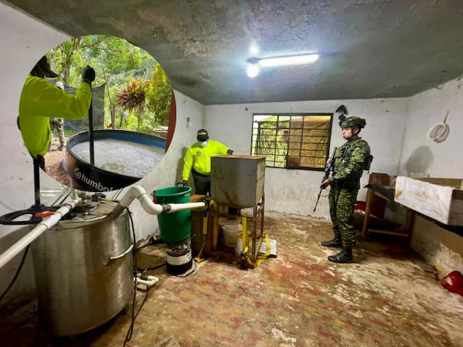 Desmantelan laboratorio de cocaína donde la ocultaban en cajas de transporte de frutas