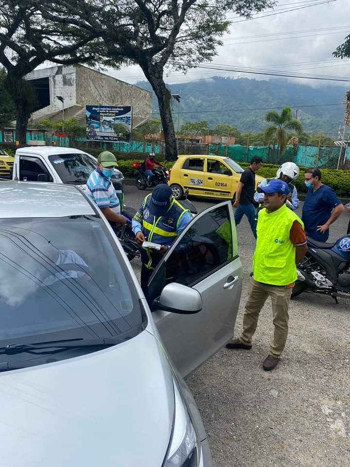 Las autoridades de tránsito realizan operativos para evitar que los ciudadanos estacionen sus vehículos en sitios no autorizados.