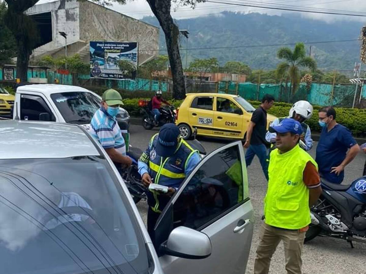 Autoridades intensifican controles para evitar vehículos mal estacionados en Ibagué