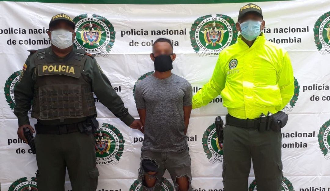 Este sujeto presenta anotaciones por los delitos de Hurto calificado agravado y violencia contra servidor público.