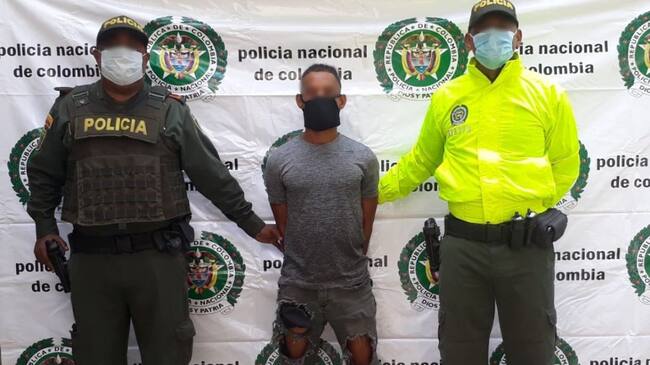Este sujeto presenta anotaciones por los delitos de Hurto calificado agravado y violencia contra servidor público.