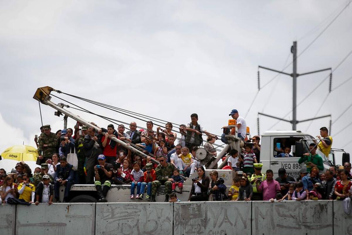 Miles de bogotanos salieron a las calles a observar el desfile del 20 de julio que realizan las Fuerzas Armadas Colombianas.
