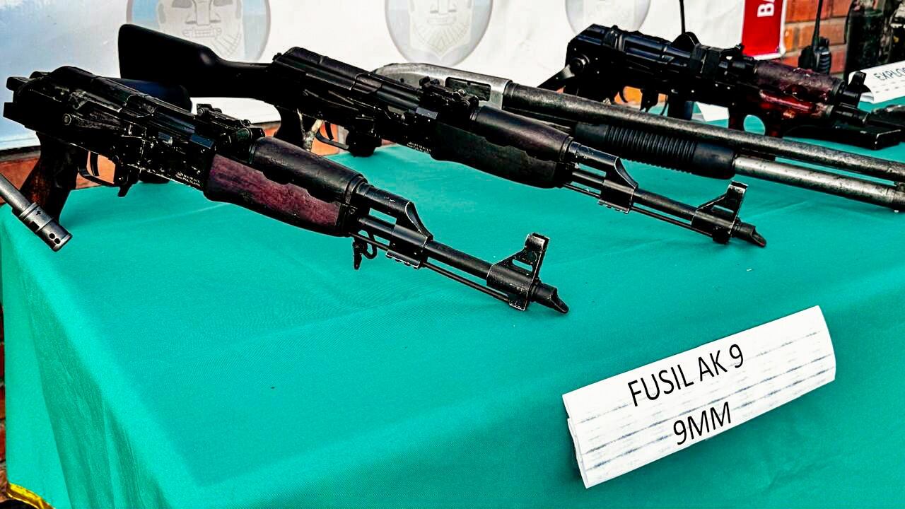 Incautan 2 armas largas tipo fusil AK-47, un arma larga tipo fusil LCT AK, una escopeta calibre 12 milímetros. Foto Novena Brigada.