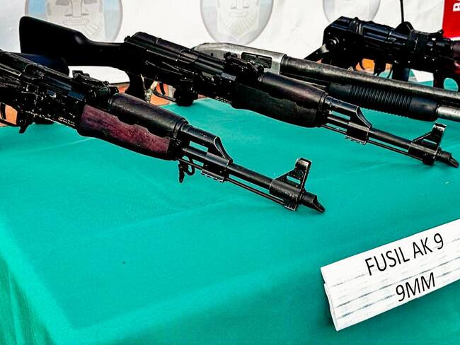 Incautan 2 armas largas tipo fusil AK-47, un arma larga tipo fusil LCT AK, una escopeta calibre 12 milímetros. Foto Novena Brigada.
