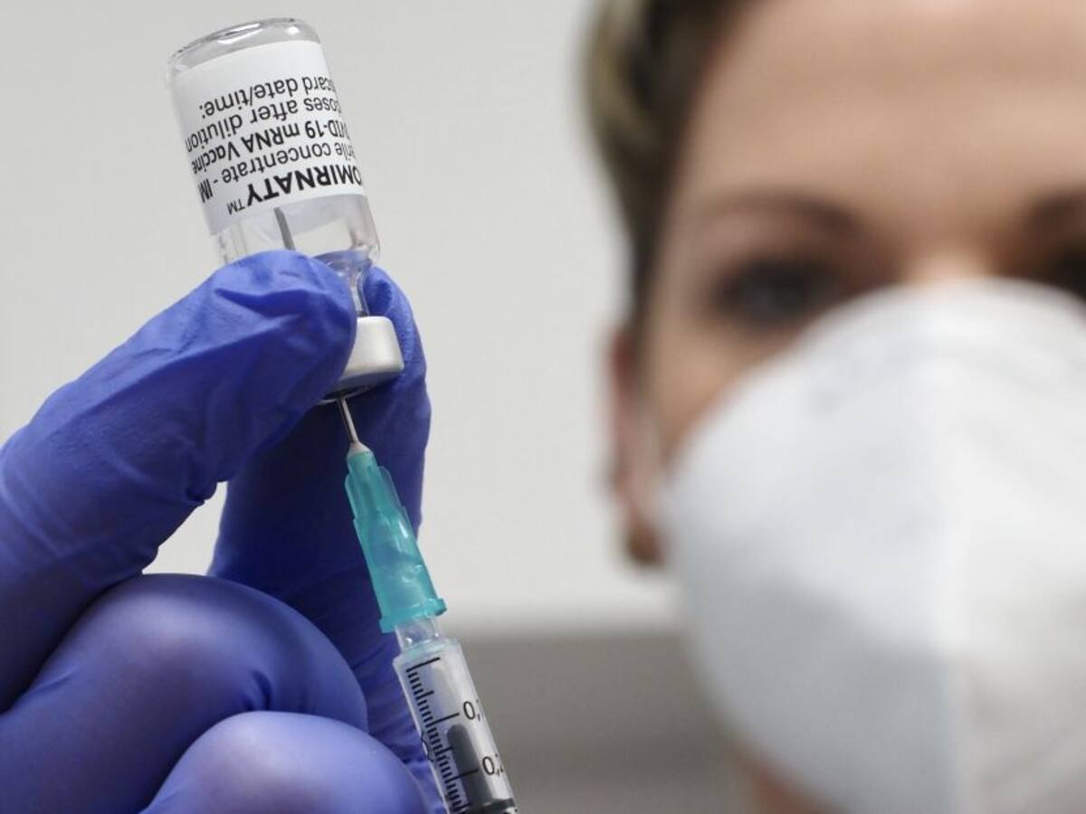 EE.UU. autoriza vacunas de refuerzo contra COVID-19 para todos los adultos