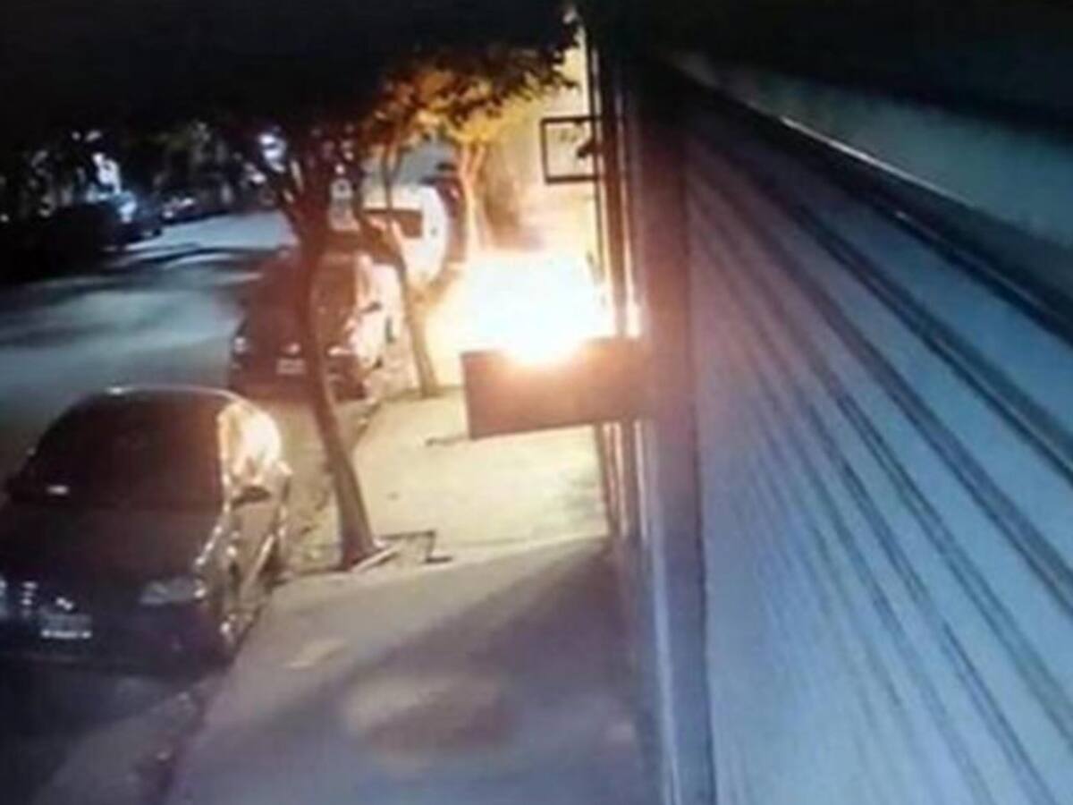 Encapuchados lanzaron bombas molotov a edificio de diario el Clarín