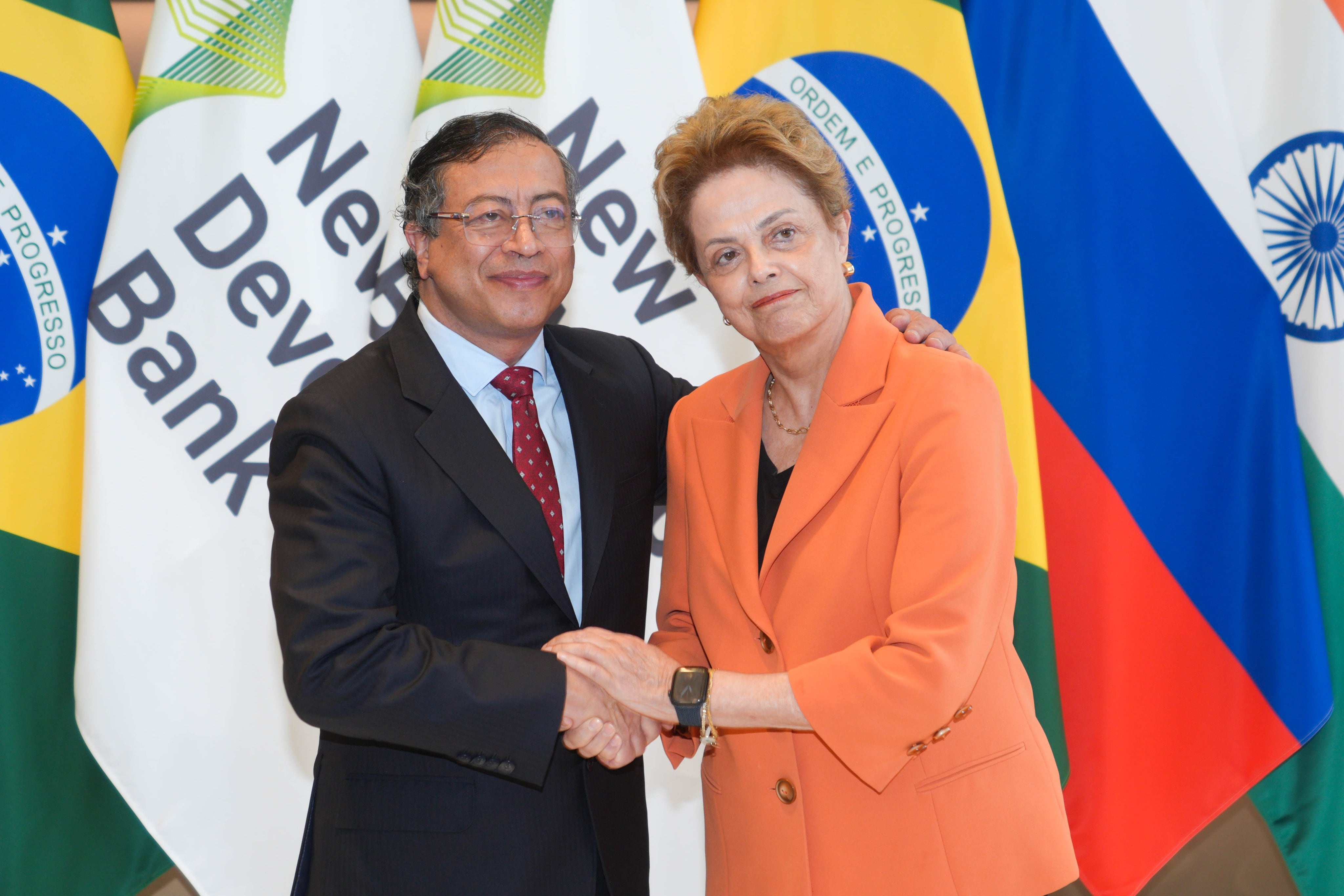 Presidente de Colombia, Gustavo Petro, estrechando la mano de Dilma Rousseff, directora del Nuevo Banco de Desarrollo. 