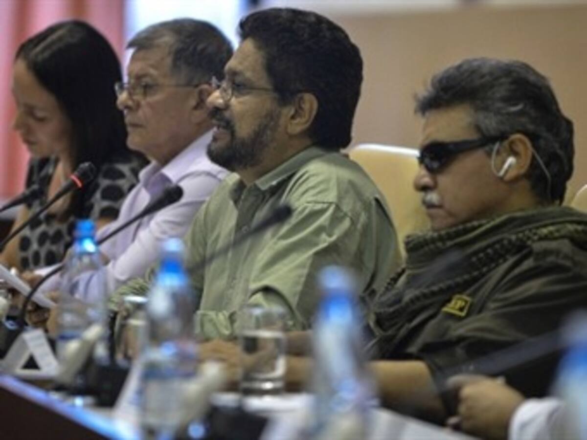 Parte hacia Cuba delegación de paz en busca de acuerdo en tema agrario