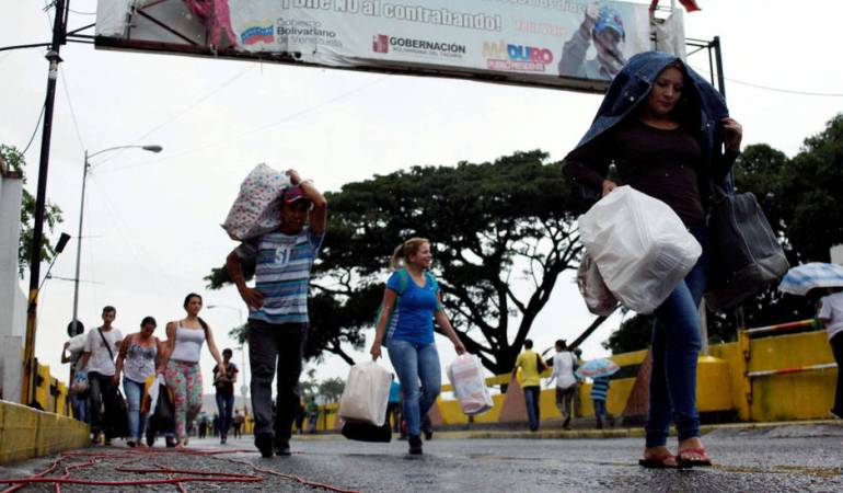 Venezolanos cruzan la frontera