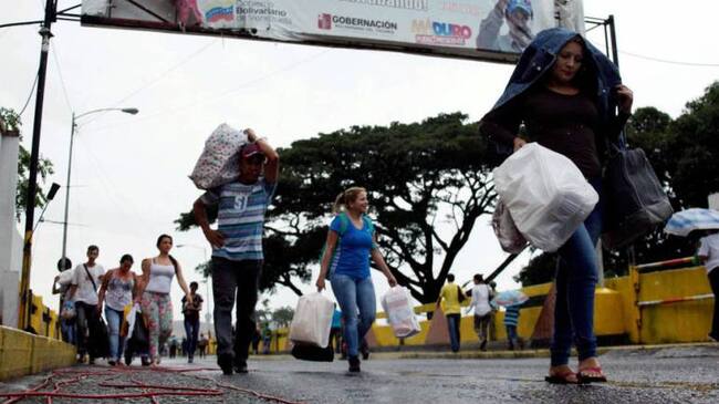 Venezolanos cruzan la frontera