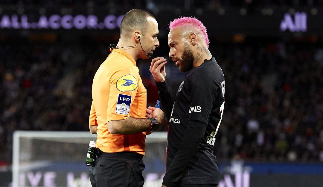 Neymar encarando al árbitro del partido.