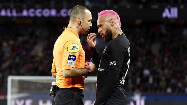 Neymar encarando al árbitro del partido.