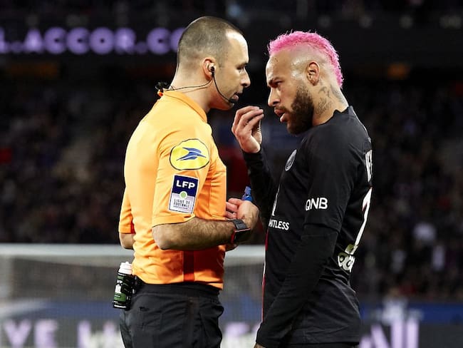 Neymar encarando al árbitro del partido.