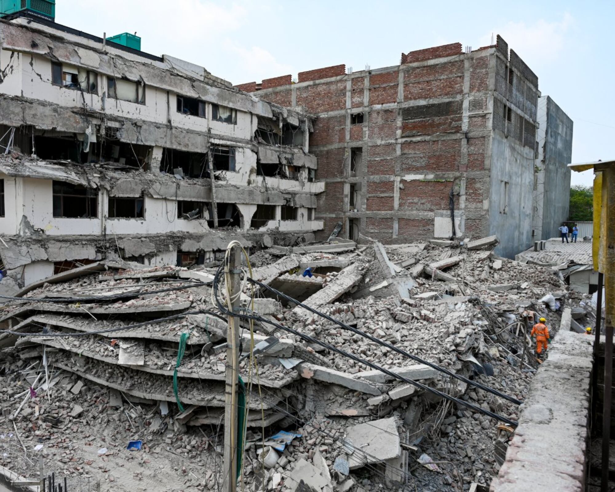 Las autoridades anunciaron una investigación para determinar qué causó el derrumbe del edificio en Nueva Delhi.
(Foto: Cortesía)