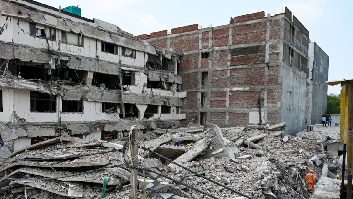 India: colapso de edificio comercial deja seis personas muertas