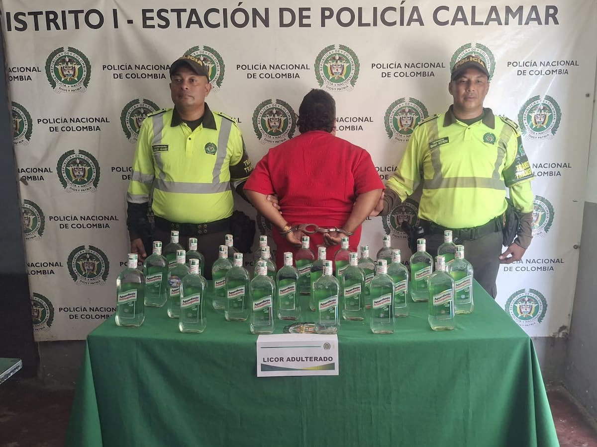 Sorprenden a pasajero con cargamento de aguardiente ilegal en bus interdepartamental
