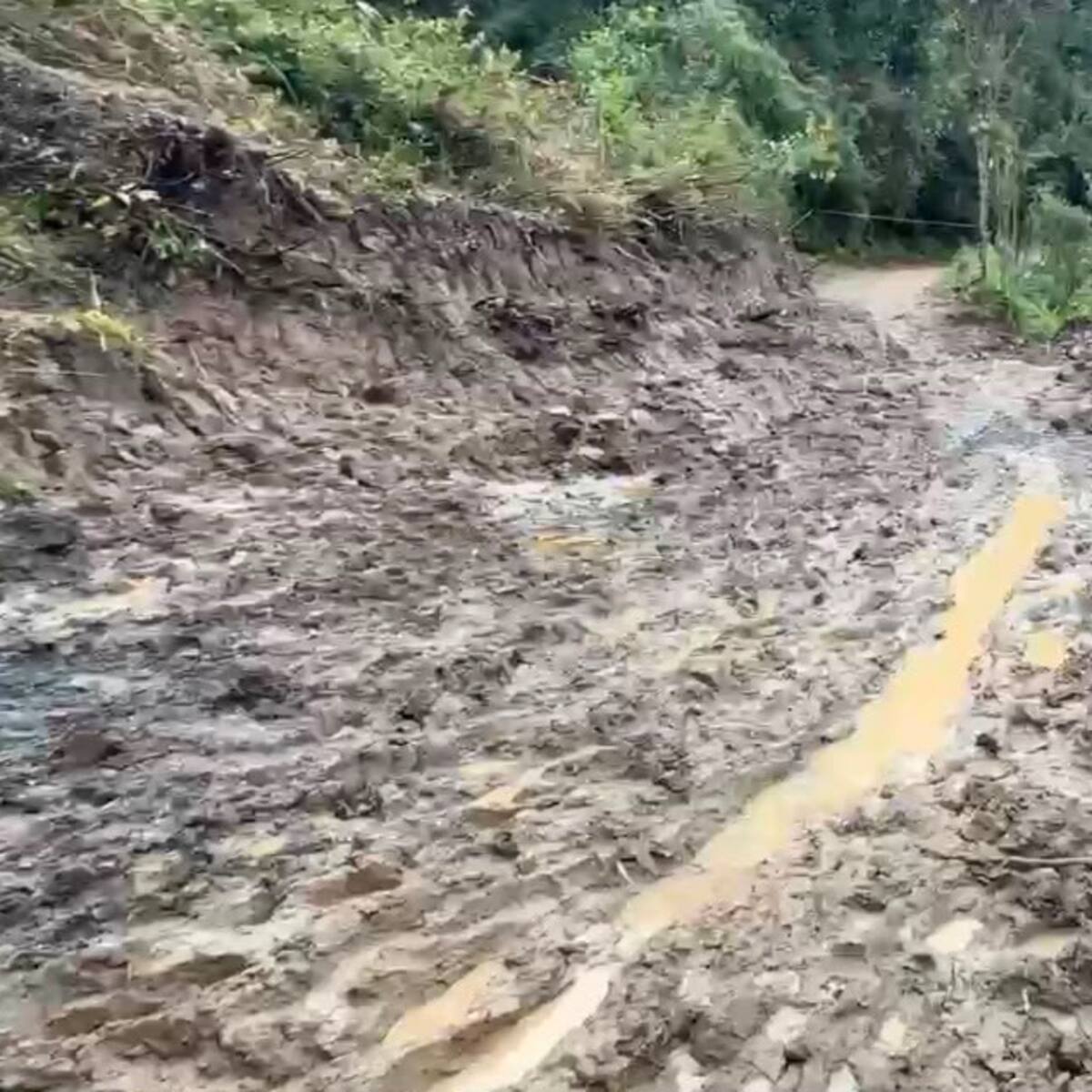 Derrumbe en zona rural de Bogotá que conecta con La Calera: 20 familias incomunicadas