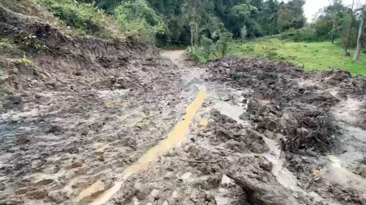 Derrumbe en zona rural de Bogotá que conecta con La Calera: 20 familias incomunicadas
