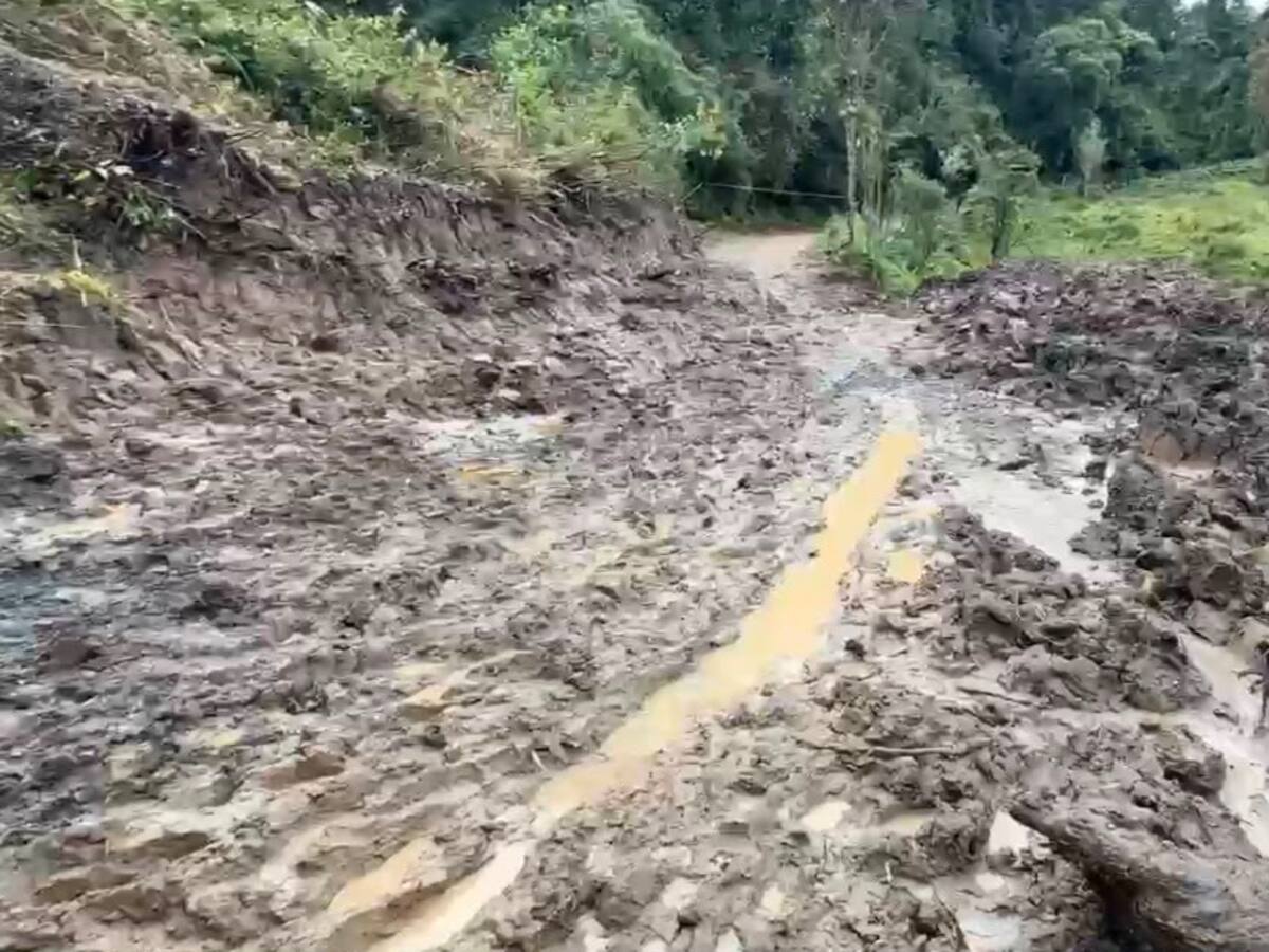 Derrumbe en zona rural de Bogotá que conecta con La Calera: 20 familias incomunicadas