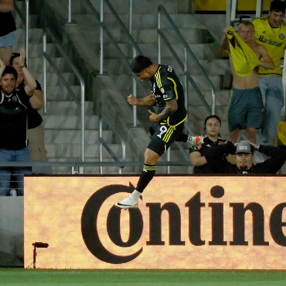 Video: Juan Camilo Hernández volvió a marcar un triplete con el Columbus Crew