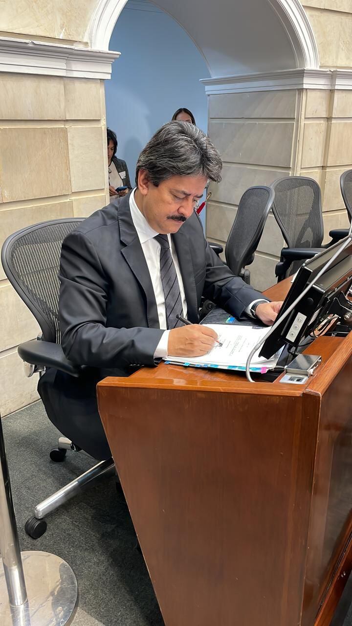 A través de una constancia radicada en la secretaría General del Senador, el psicólogo clínico, manifestó su solicitud al Gobierno nacional.