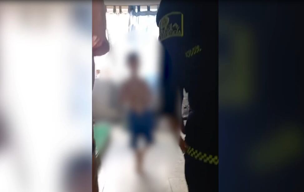 Momento en el que la Policía de Cali encuentra solo al menor en la vivienda