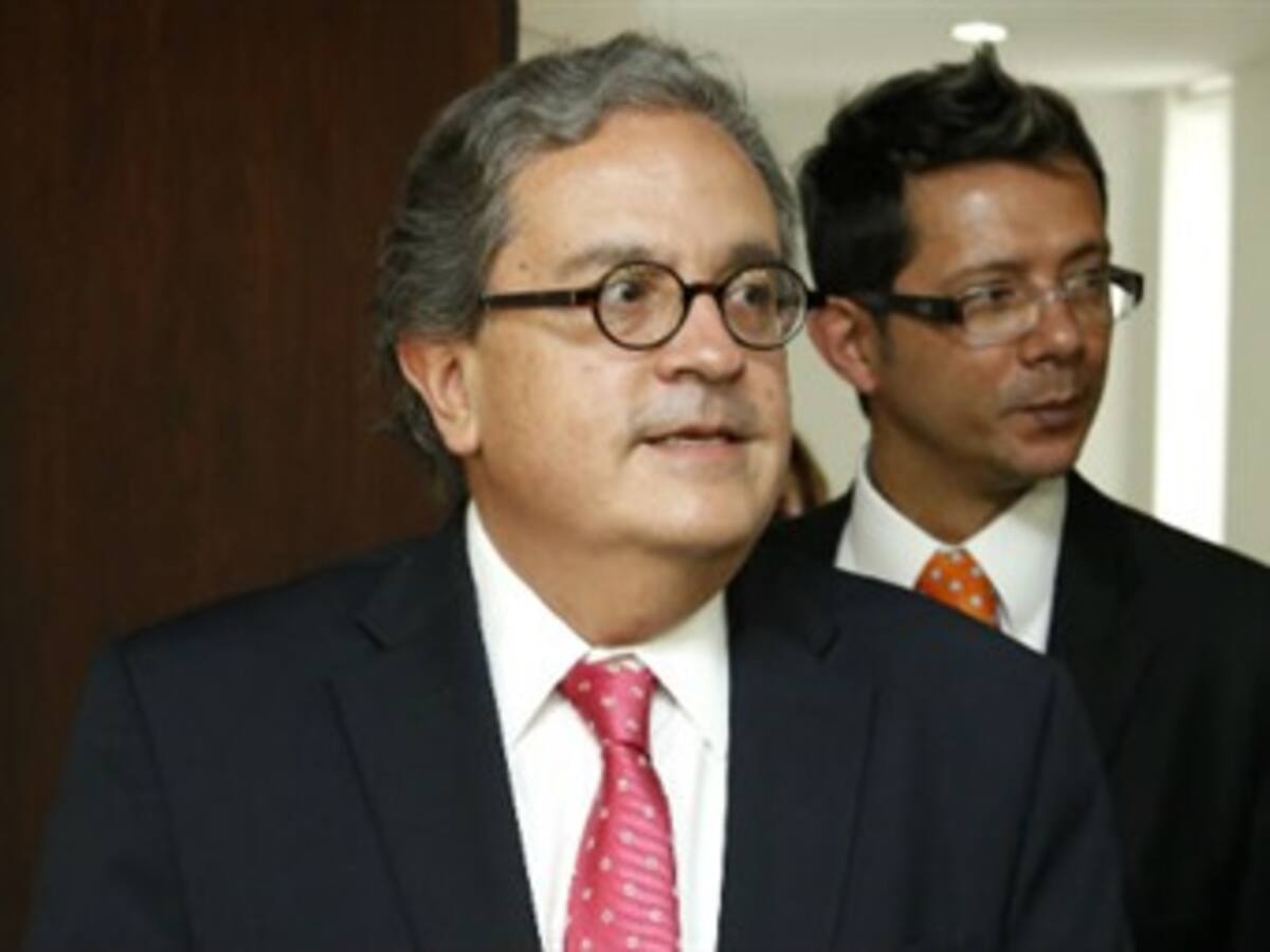 Santos no comparte pero acata destitución de superintendente Financiero