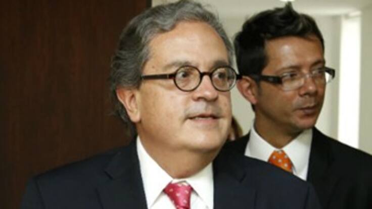 Santos no comparte pero acata destitución de superintendente Financiero