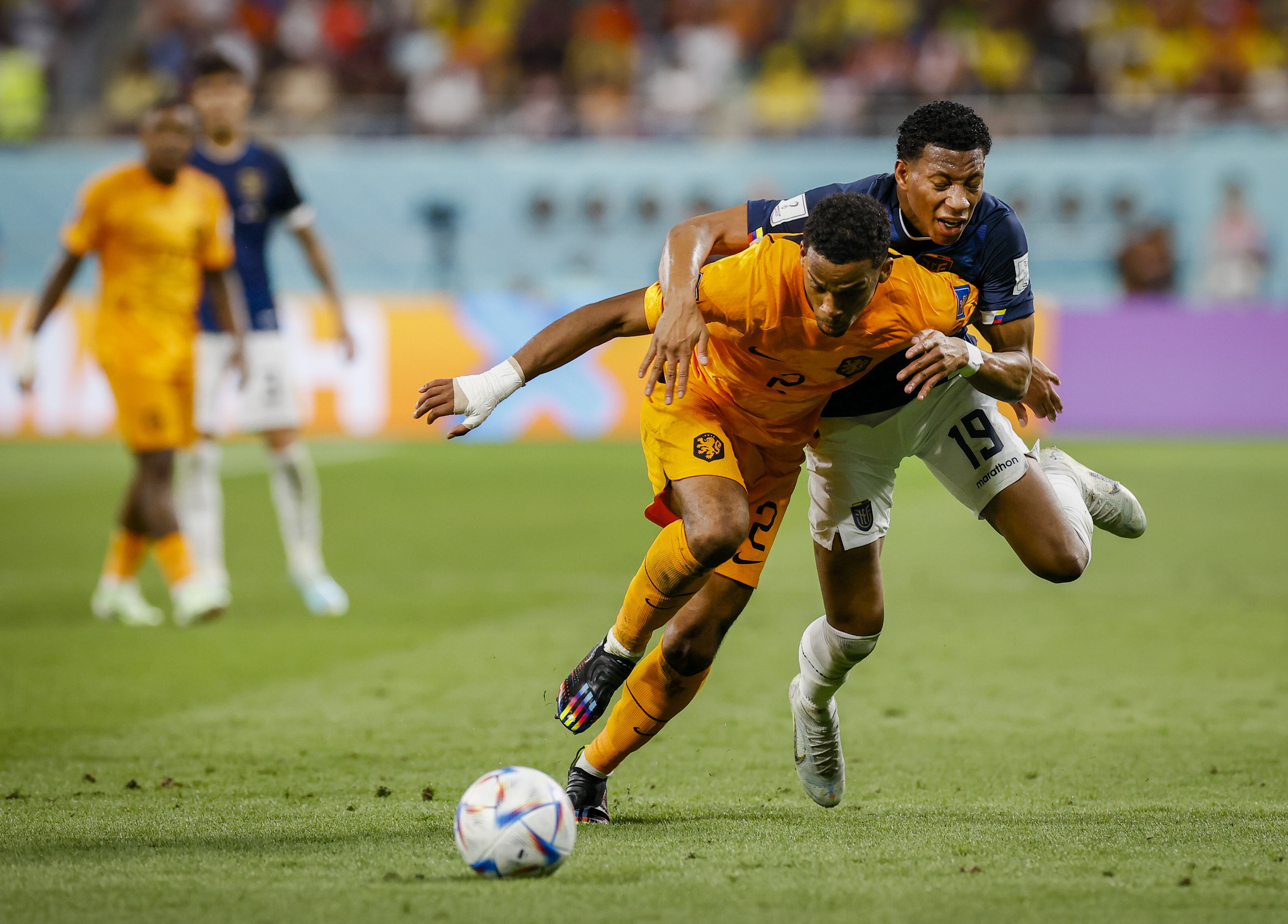 AL-RAYYAN - (LR) Jurrien Timber of Holland and Gonzalo Plata of Ecuador during the FIFA World Cup Qatar 2022 group A match between the Netherlands and Ecuador at the Khalifa International Stadium on November 25, 2022 in Al-Rayyan, Qatar. ANP KOEN VAN WEEL (Photo by ANP via Getty Images)