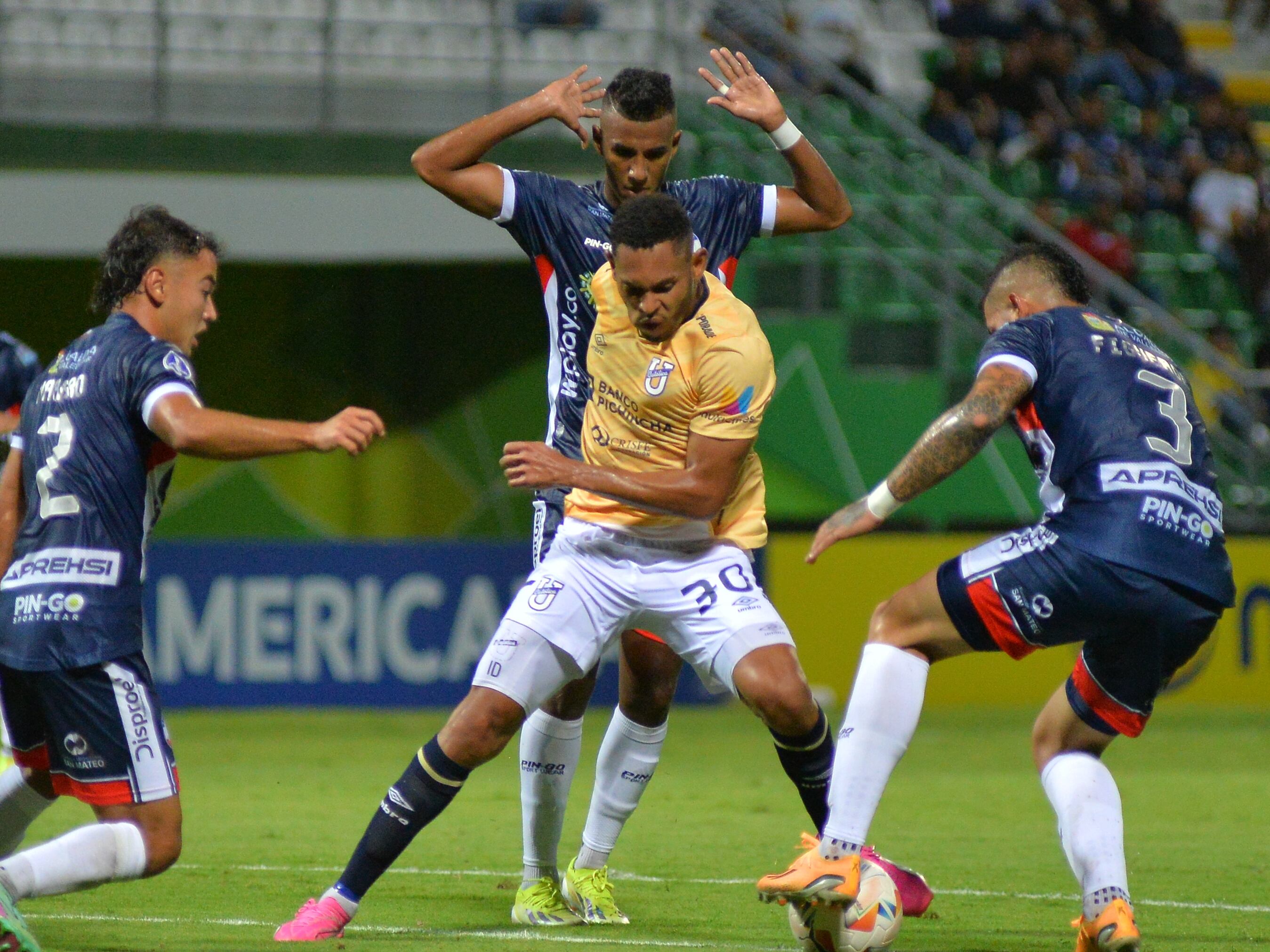 Jesús Figueroa (d) de Alianza disputa el balón con Ismael Díaz de Católica este martes, en un partido de la fase de grupos de la Copa Sudamericana entre Alianza FC y Universidad Católica en el estadio Armando Maestre en Valledupar (Colombia). EFE/ Adamis Guerra