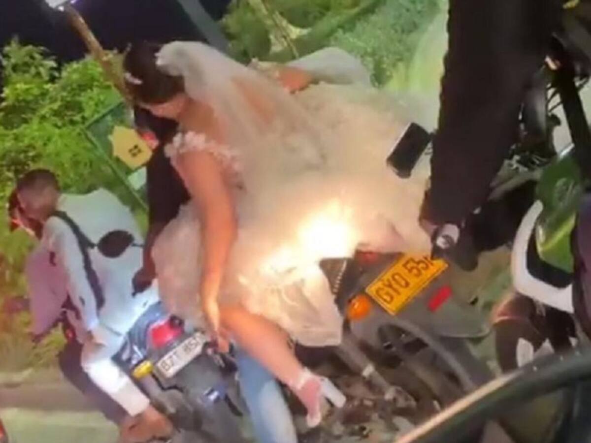 Una novia debió evadir en moto los trancones de Cartagena