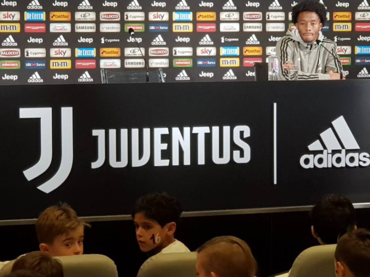Cuadrado dialogó con los niños de la Juventus y les enseñó a bailar