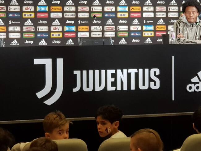 Cuadrado dialogó con los niños de la Juventus y les enseñó a bailar