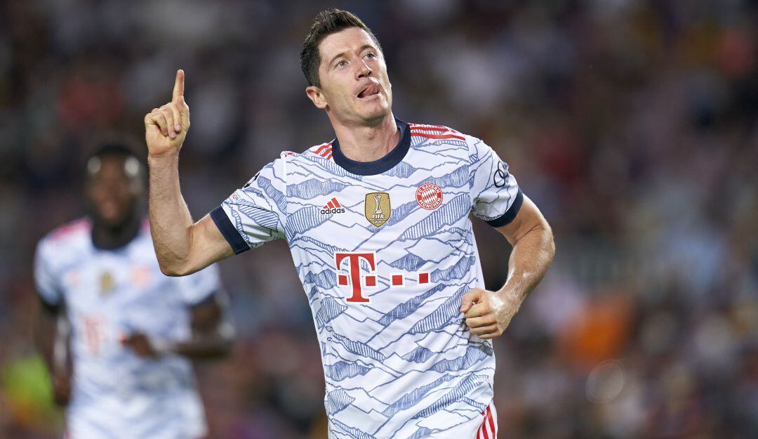 Robert Lewandowski festeja uno de sus dos goles en el Camp Nou.