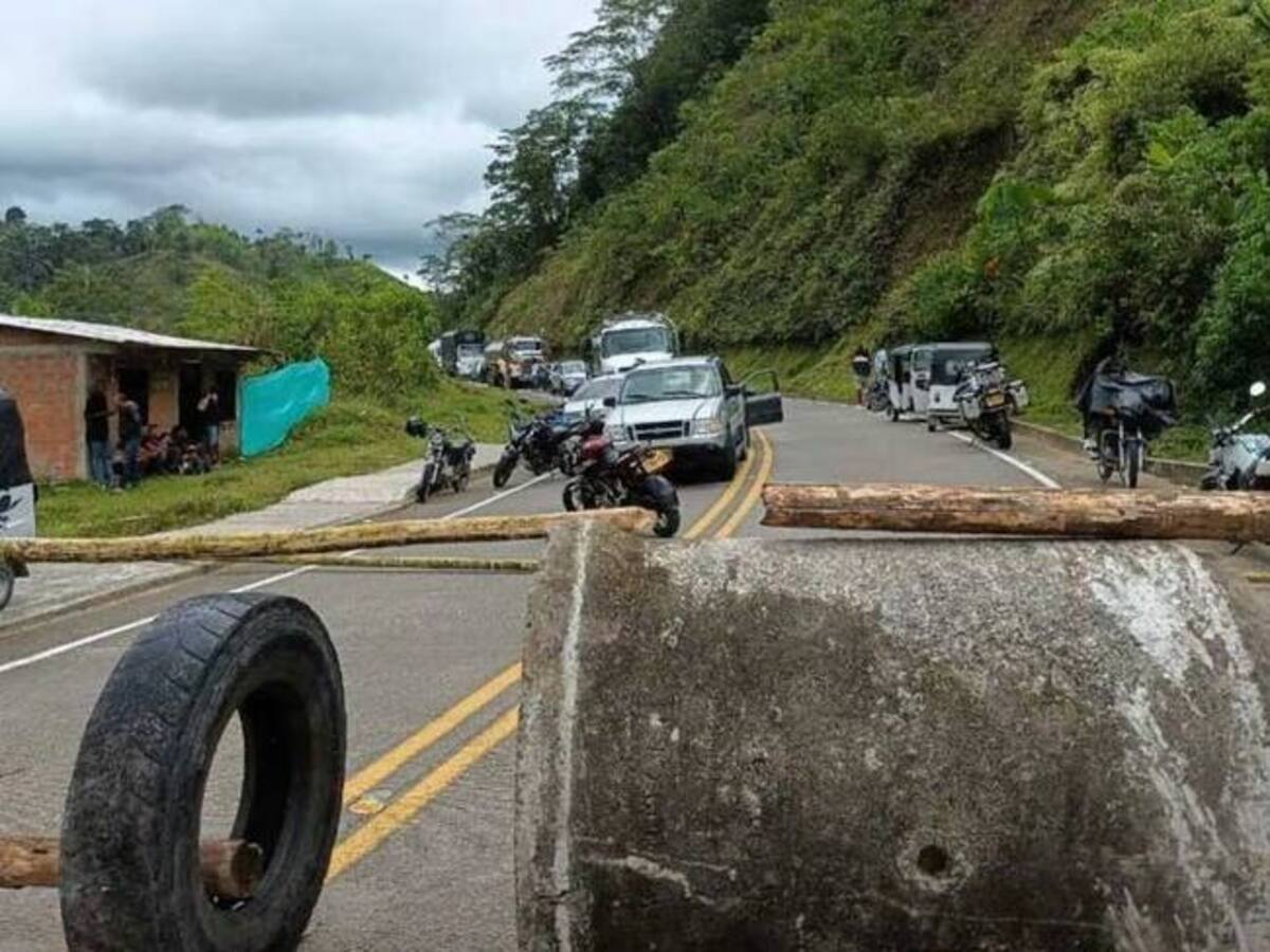 Persiste el bloqueo en la vía Risaralda - Chocó; sigue la protesta de la comunidad en Playa de Oro