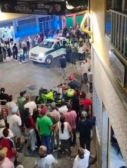 Riña en el centro de Marquetalia, Caldas. Foto: Facebook Ritmo 90.1 oficial.