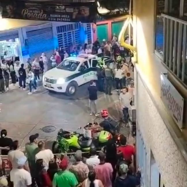 Riña en el centro de Marquetalia, Caldas. Foto: Facebook Ritmo 90.1 oficial.