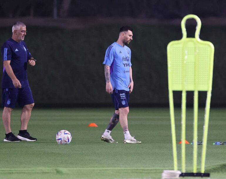 Lionel Messi entrenando diferenciado, asesorado por Javier Hernandez, miembro del cuerpo médico de la Selección de Argentina (Photo by Michael Steele/Getty Images)