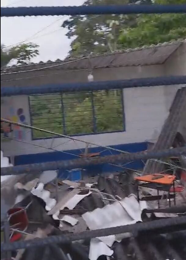 Colapso del techo de un aula de clase en Apartadó, Antioquia. Foto: cortesía.