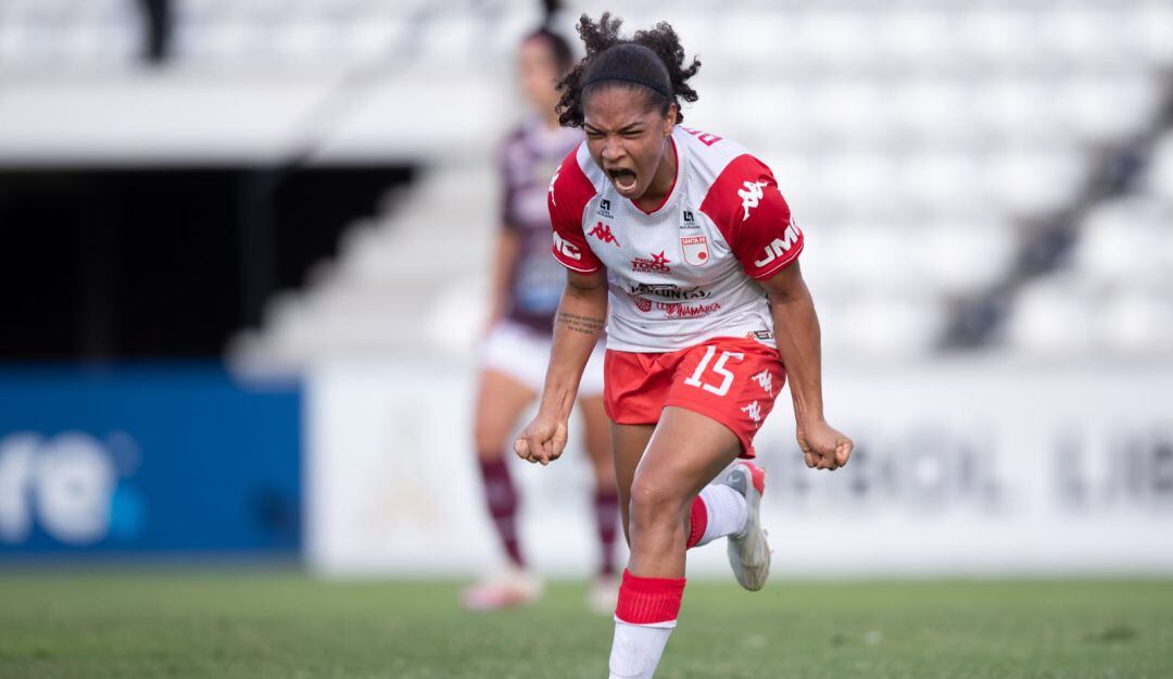 Gisela Robledo celebrando su gol con Santa Fe ante Ferroviária