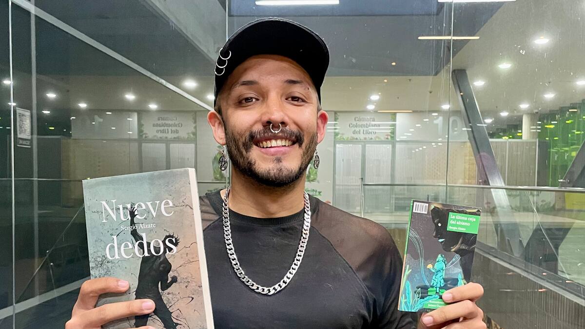 Sergio Alzate con su novela "Nueve dedos"