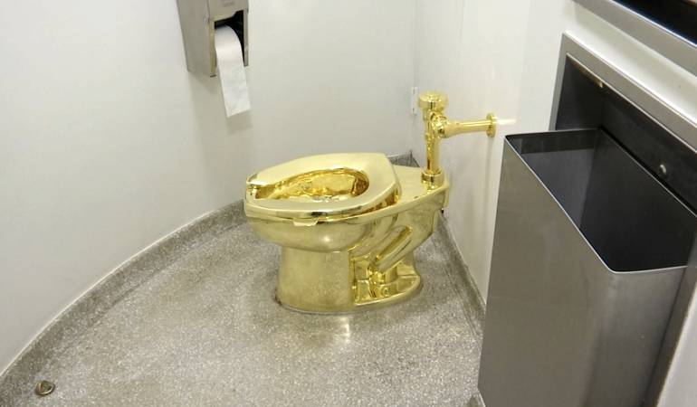 Inodoro de oro de 18 quilates titulado "Estados Unidos", del artista Maurizio Cattelan, en un baño del Museo Solomon R. Guggenheim de Nueva York.