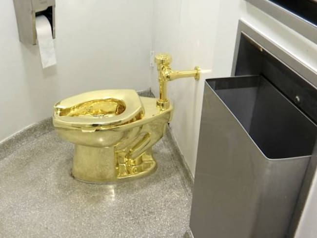 Inodoro de oro de 18 quilates titulado &quot;Estados Unidos&quot;, del artista Maurizio Cattelan, en un baño del Museo Solomon R. Guggenheim de Nueva York.