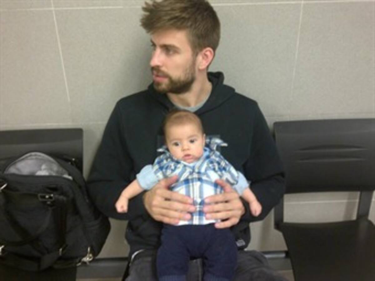 Milan, todo un 'hombrecito' en brazos de su papá, Gerard Piqué