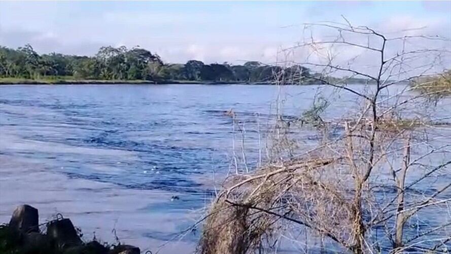 Una nueva mancha de crudo sobre el río Magdalena a la altura de Isla Cinco, en el municipio de Puerto Wilches en Santander, alerta a las autoridades. Foto: Secretaría de Gobierno de Puerto Wilches