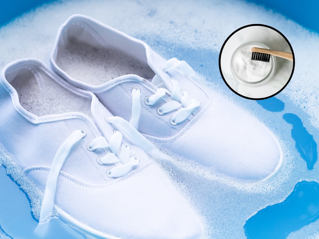 Tenis blancos entre el jabón y de fondo un cepillo y bicarbonato de sodio (Fotos vía Getty Images)