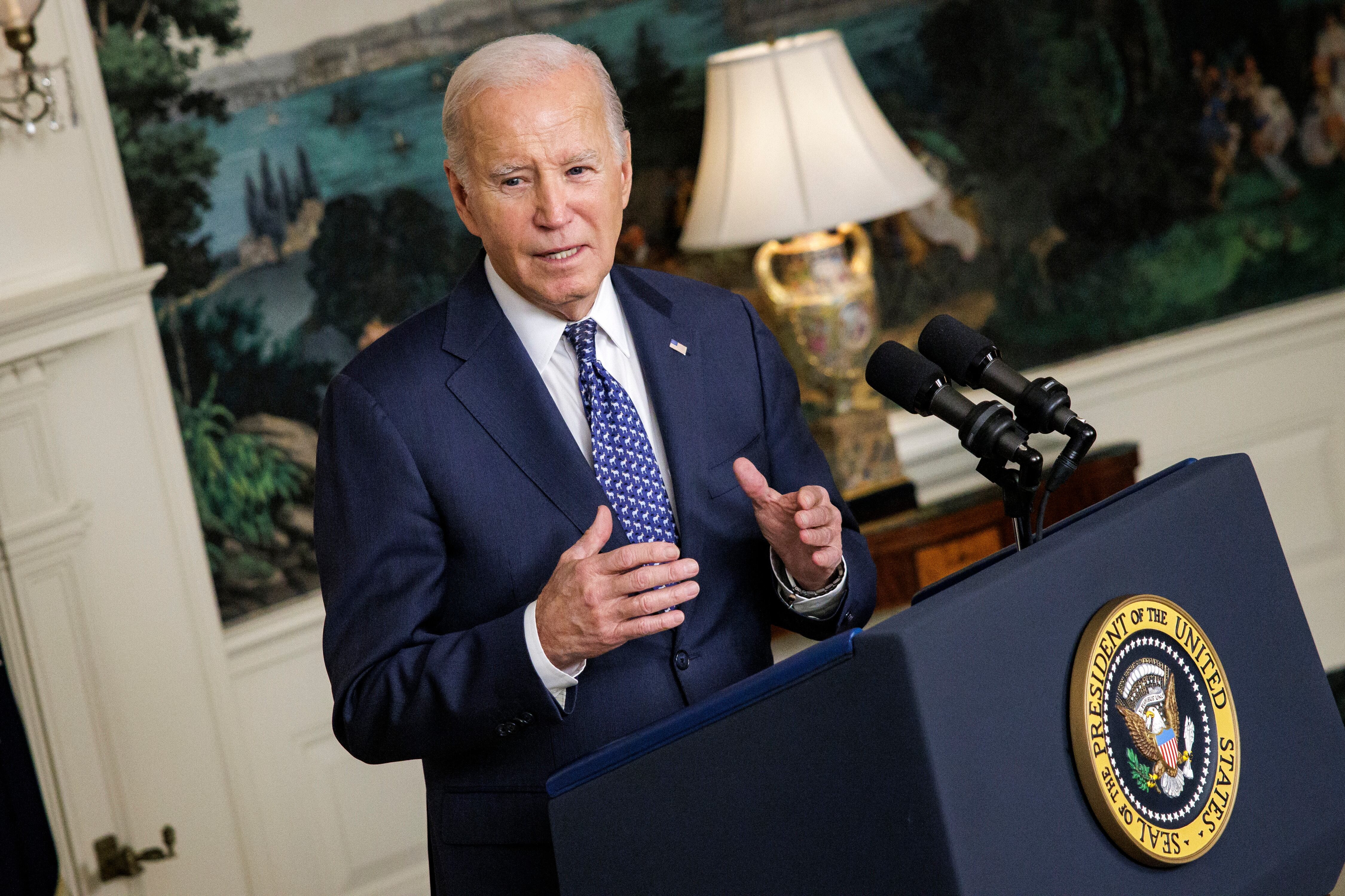 Washington, Dc (United States), 09/02/2024.- US President Joe Biden speaks after the release of the special counsel report about the classified documents found at Bidens private home, in the Diplomatic Room at the White House, in Washington, DC, USA, 08 February 2024. D.C. Special Counsel Robert Hur released his report in which he criticized the Presidents actions but declined to bring charges. EFE/EPA/SAMUEL CORUM / POOL